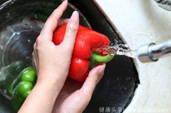 盐和醋根本无法清除蔬果中残留的农药，专家表示蔬菜应该这样洗才干净！