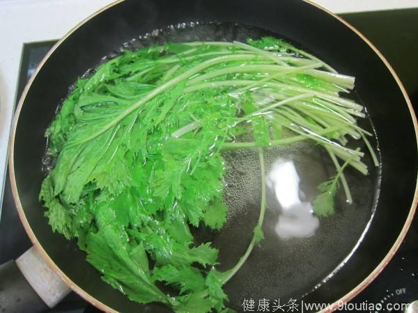 盐和醋根本无法清除蔬果中残留的农药，专家表示蔬菜应该这样洗才干净！