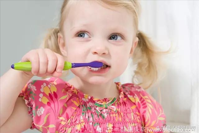 你还以为宝宝要到2岁才开始刷牙吗？那就迟了