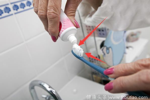 早上刷牙前牙膏要沾水吗？教你正确清洁方法，让牙齿白亮更健康