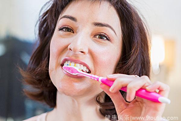 早上刷牙前牙膏要沾水吗？教你正确清洁方法，让牙齿白亮更健康