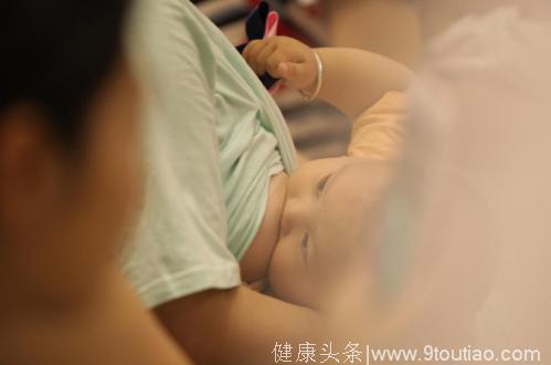 5月宝宝不愿吃妈妈一边的母乳，却因此救母一命！