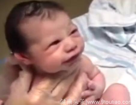刚生下来的宝宝就笑个不停 护士都被惊讶到了 真不可思议