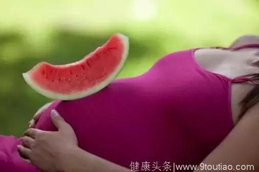 怀孕9月仍挺孕肚吃西瓜喝冰水，这事儿郭晶晶敢，你敢吗？