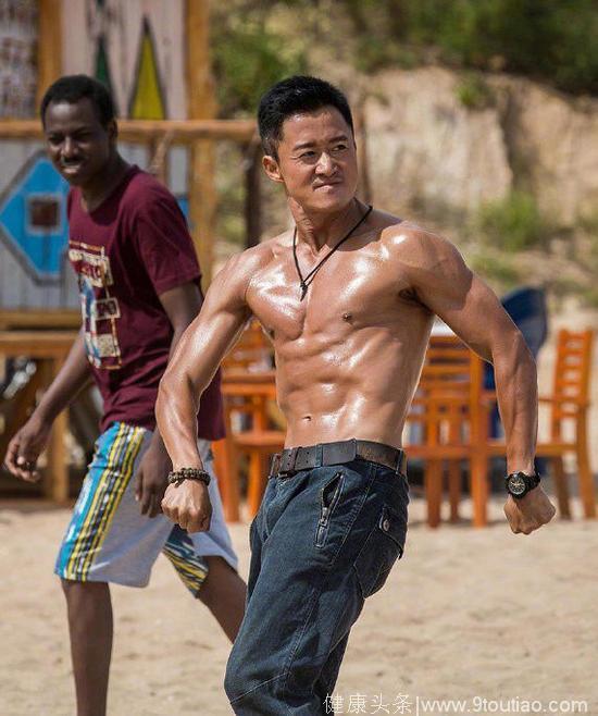 硬汉吴京的《战狼2》创造了国外电影的多个首次，而吴京的肌肉照片火了健身减肥圈