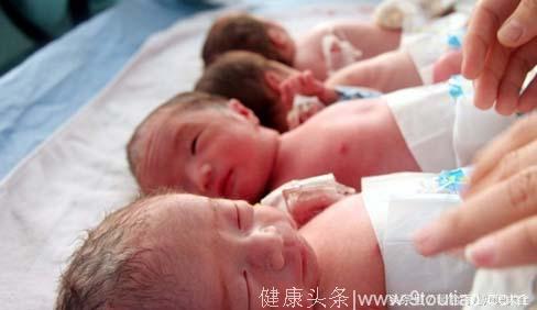 25岁孕妇早产生下四胞胎，看到孩子的性别后，全家人却高兴不起来