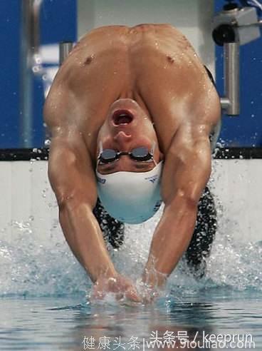 游泳强化肌肉 看菲尔普斯的立体腹肌和人鱼线