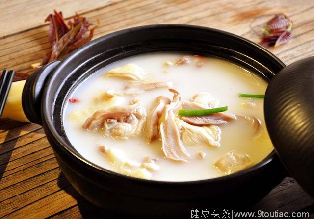 天冷喝上一碗暖和的猪肚鸡汤正合适，是滋补养胃的养生汤