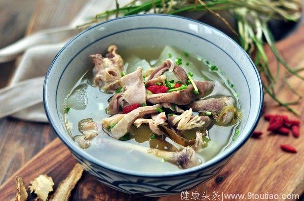 天冷喝上一碗暖和的猪肚鸡汤正合适，是滋补养胃的养生汤