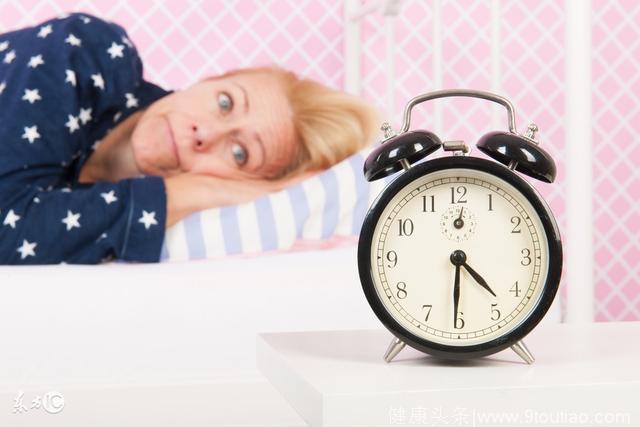 医生提醒：睡前黄金一小时，失眠睡不着试试这几个“小动作”