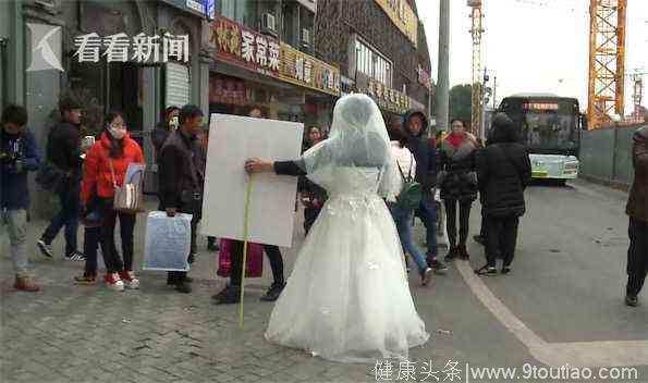 8岁儿子患白血病 父亲穿婚纱站马路上“征婚救子”