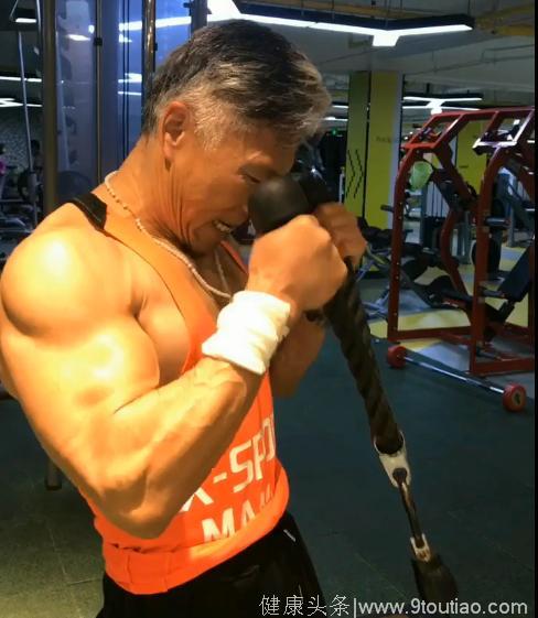 60岁的模样30岁的身体，国内老年健身网红，演绎硬汉肌肉！