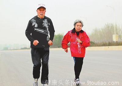 91岁老人带老伴每天跑步，治好了哮喘还拿了马拉松冠军！