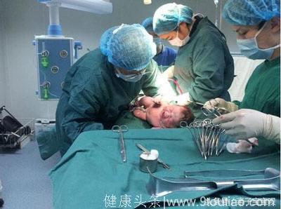 怀孕三胞胎36周迟迟未生，婆婆却要等到足月，医生剖开肚子后哭了