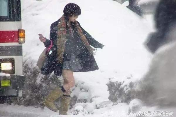 在冰雪中光腿上学的日本女生，为什么不害怕晚年会得关节炎