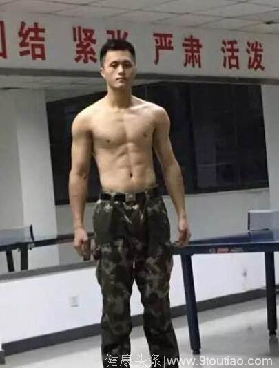 当兵小伙喜欢健身，身材非常的完美，网友：腹肌非常漂亮！