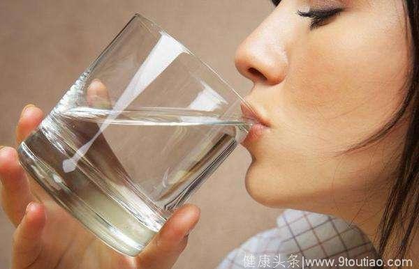 早上起床后能不能空腹喝水？营养专家告诉你，4个错误的喝水选择