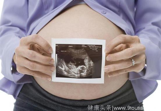 五个月孕妇产检时，医生说孩子三条腿，婆婆却大笑