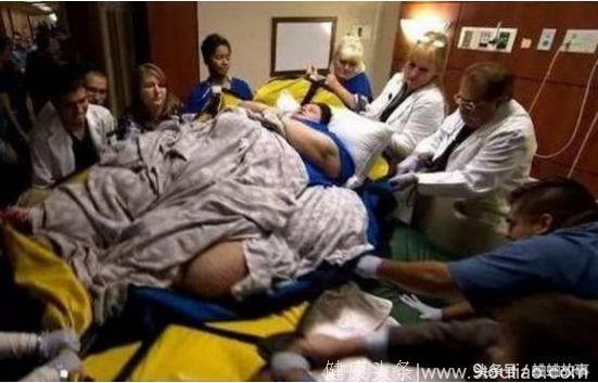 体重500斤的孕妇，十几个人将她抬上车，看到孩子医生觉得意外
