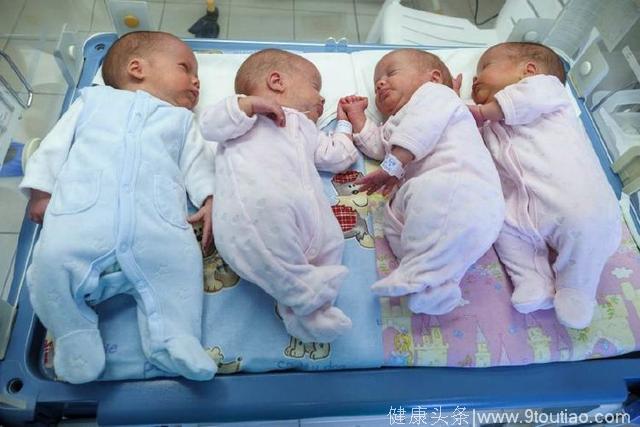 年轻孕妈生下多胞胎，知道孩子性别后，婆婆笑得合不拢嘴！
