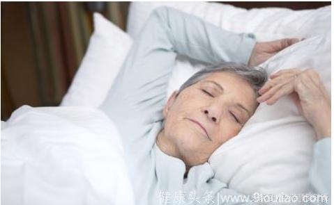 睡觉太晚等于自杀；1物能“拯救”中老年失眠严重