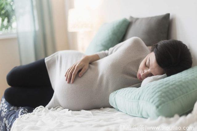 孕早期孕中期孕晚期，不是非得左侧卧睡！聪明的孕妈都是这样睡的