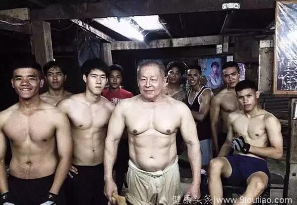 74岁依旧满身肌肉，为穷人开设1元健身房！