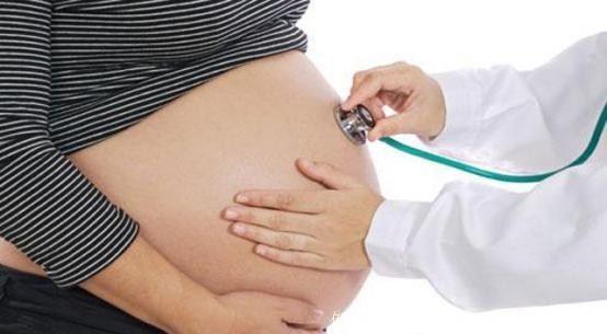 28岁孕妈怀三胞胎肚子隆起似透明，剖腹产看到宝宝性别全家乐了
