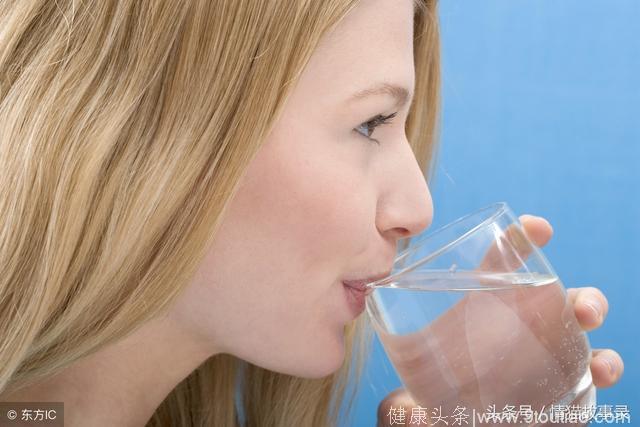 喝水是最简单的养生方法，男生叫女生多喝热水不是敷衍是真爱