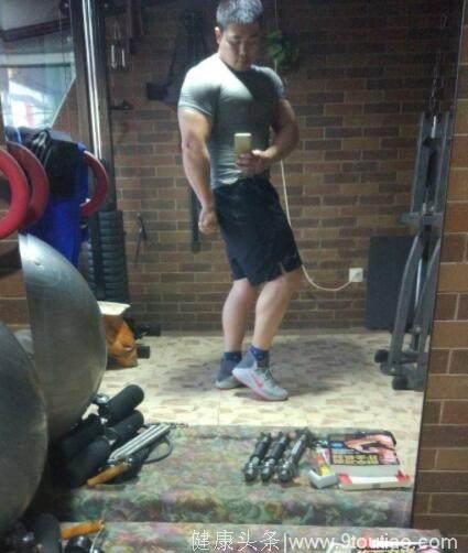 新年小伙在自家健身房训练，秀一身肌肉，网友：身材太棒了！