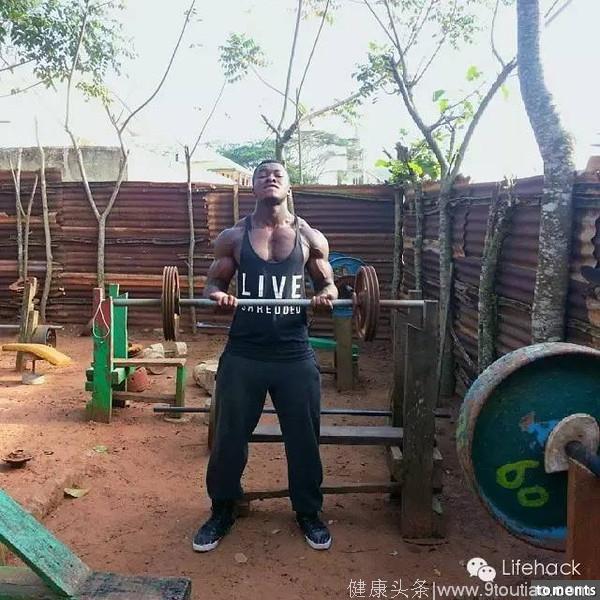 没钱上健身房的非洲老兄靠DIY工具练出超猛肌肉，他的健身房好评