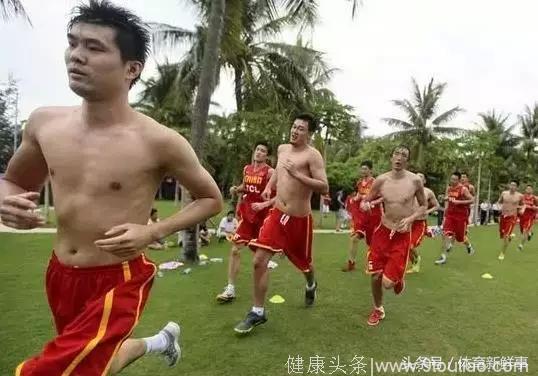 中国男篮为何退步了？看张卫平和刘玉栋肌肉照一目了然