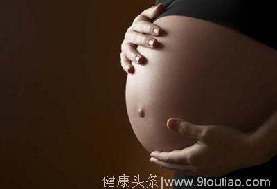 怀孕第二个月，孕妇肚子很大不方便行走，医生检查后家人喜忧参半