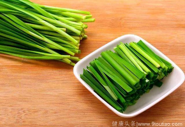 春季吃韭菜最养生，补肾健脾好处多，但切记不能和它一起吃！