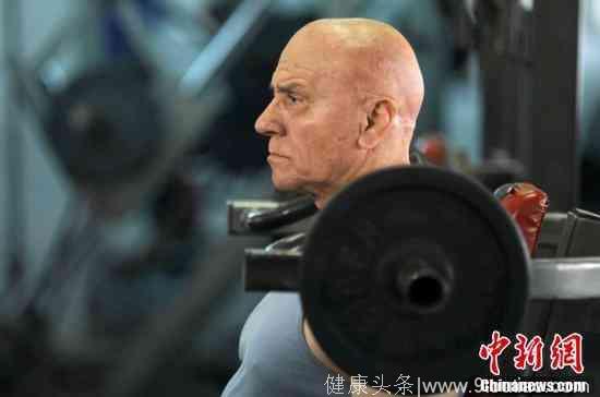埃及80岁老人坚持健身 举铁卷腹练就一身肌肉