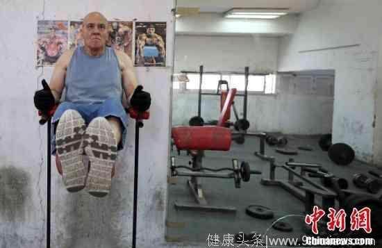 埃及80岁老人坚持健身 举铁卷腹练就一身肌肉