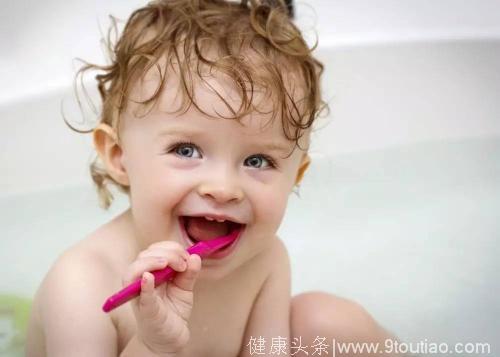 宝宝长牙阶段，如何正确挑选牙刷