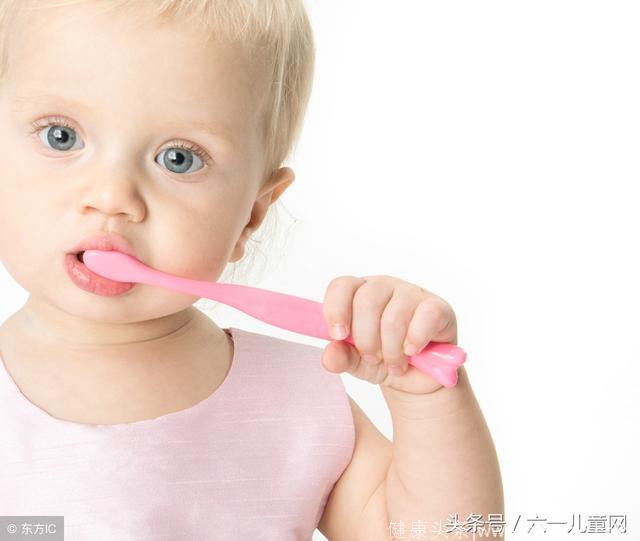 “别让牙齿拉低孩子的颜值”，孩子几岁开始刷牙？父母们留意了！