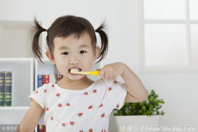 “别让牙齿拉低孩子的颜值”，孩子几岁开始刷牙？父母们留意了！