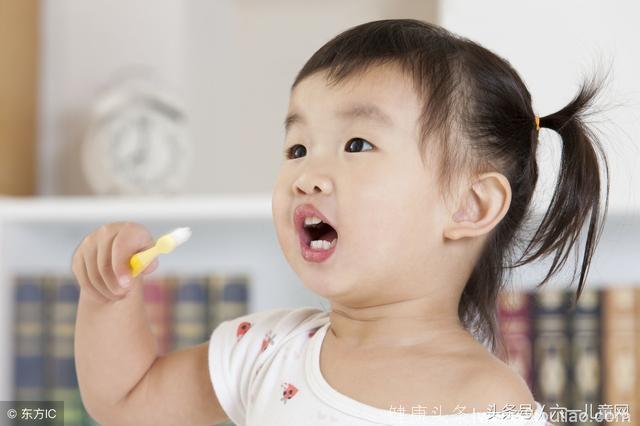 比零食更伤害宝宝牙齿的，是家长这2大误区错误想法！
