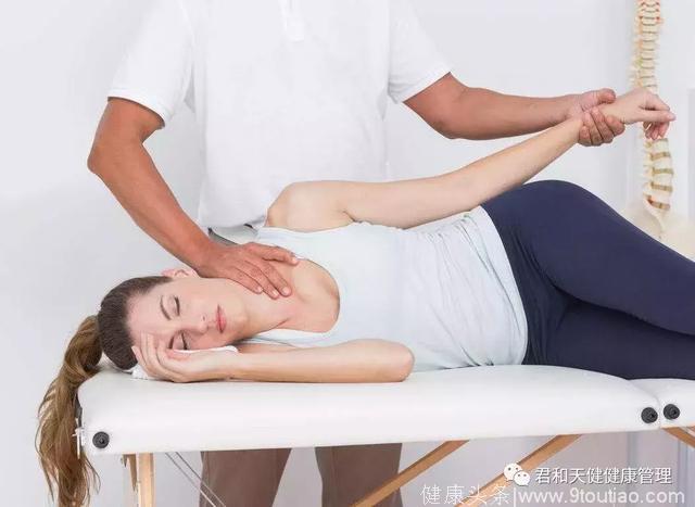 专家教你四个动作放松肩颈，从此告别颈椎病！