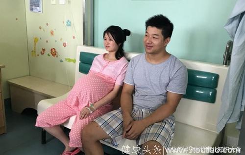 42岁二胎孕妇怀四胞胎，剖开子宫后，医护人员笑了丈夫却委屈大哭