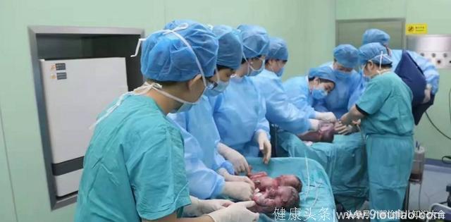 42岁二胎孕妇怀四胞胎，剖开子宫后，医护人员笑了丈夫却委屈大哭