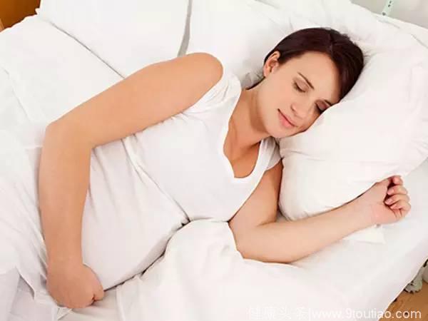 孕期的睡姿有讲究，正确的睡姿能促进胎儿发育，孕妈别不当回事