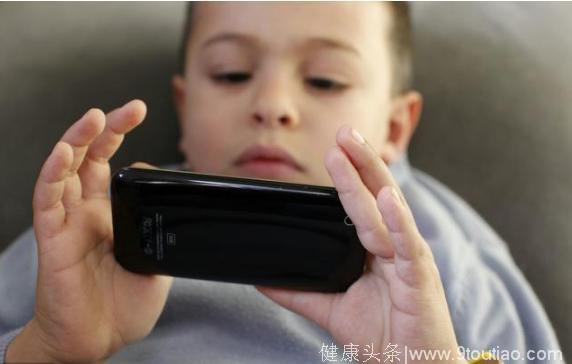 孩子玩手机造成颈椎压迫神经，身体退化如老年人，别再玩手机了！