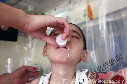 7岁男孩患病四个月无法进食：“妈妈我饿了，给我吃药吧！”