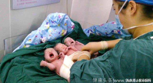 90后孕妇生下三胞胎宝宝，公婆乐的合不拢嘴，亲妈却在一旁哭泣？