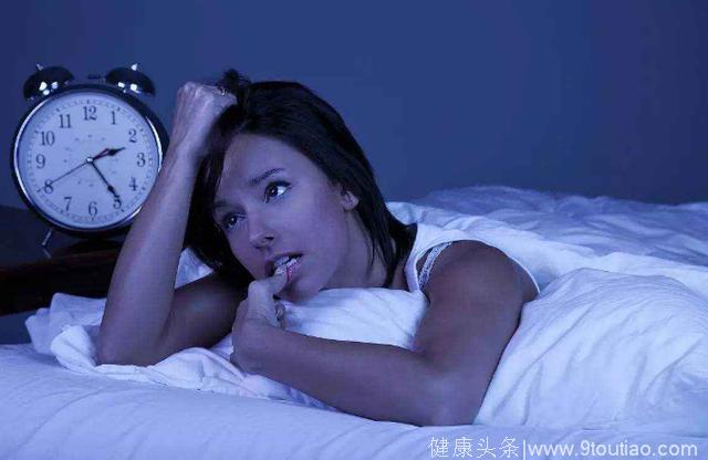 晚上总失眠，跟这四个坏习惯有关，久而久之会进入恶性循环