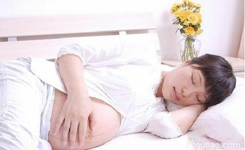 孕妇侧睡宝宝就动, 是因为压到了吗?