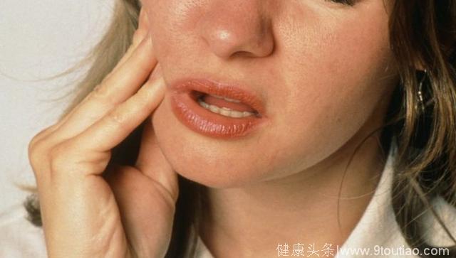 口腔溃疡没在意，女子三周后被确诊为舌癌！医生：牙齿出现这些情况要注意！
